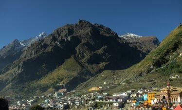 Dodham Yatra Helicopter 2026 flying over snow-capped Himalayan peaks towards Kedarnath