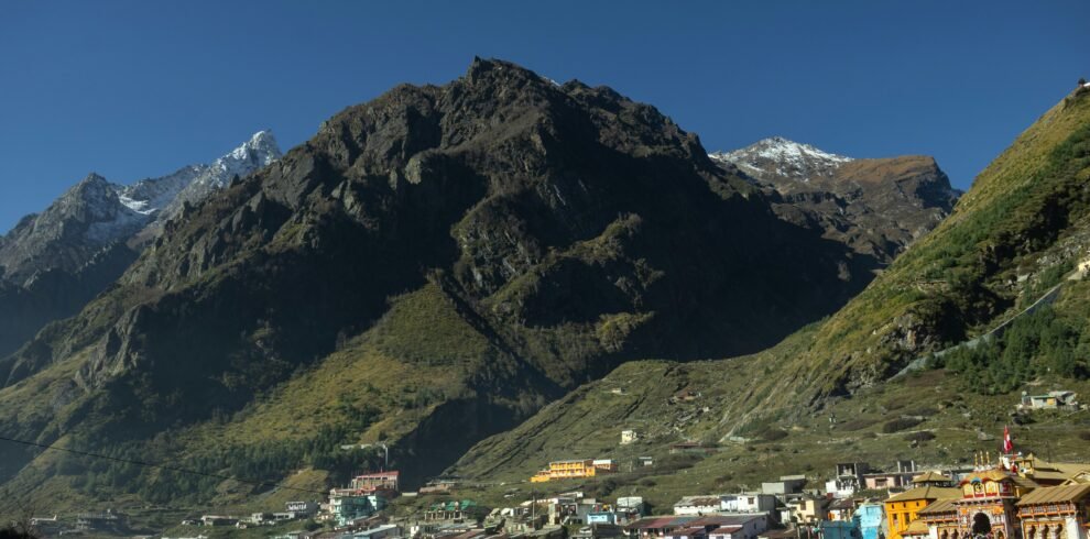 Dodham Yatra Helicopter 2026 flying over snow-capped Himalayan peaks towards Kedarnath